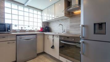 Réfrigérateur, micro-ondes, four, plaque de cuisson