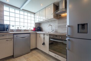 Fridge, microwave, oven, stovetop