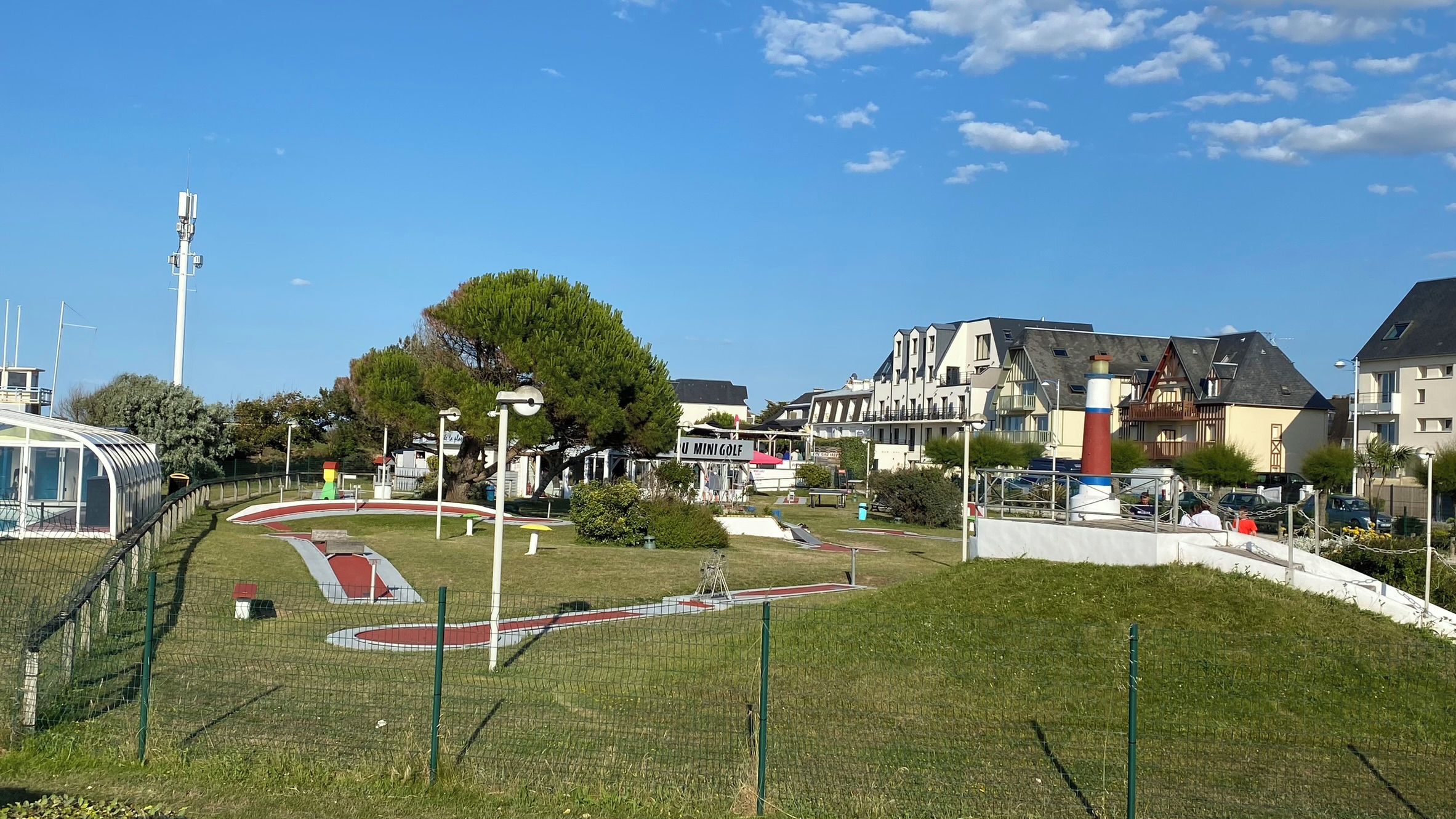 Le mini-golf et une piscine dédiée à l’apprentissage de la natation.