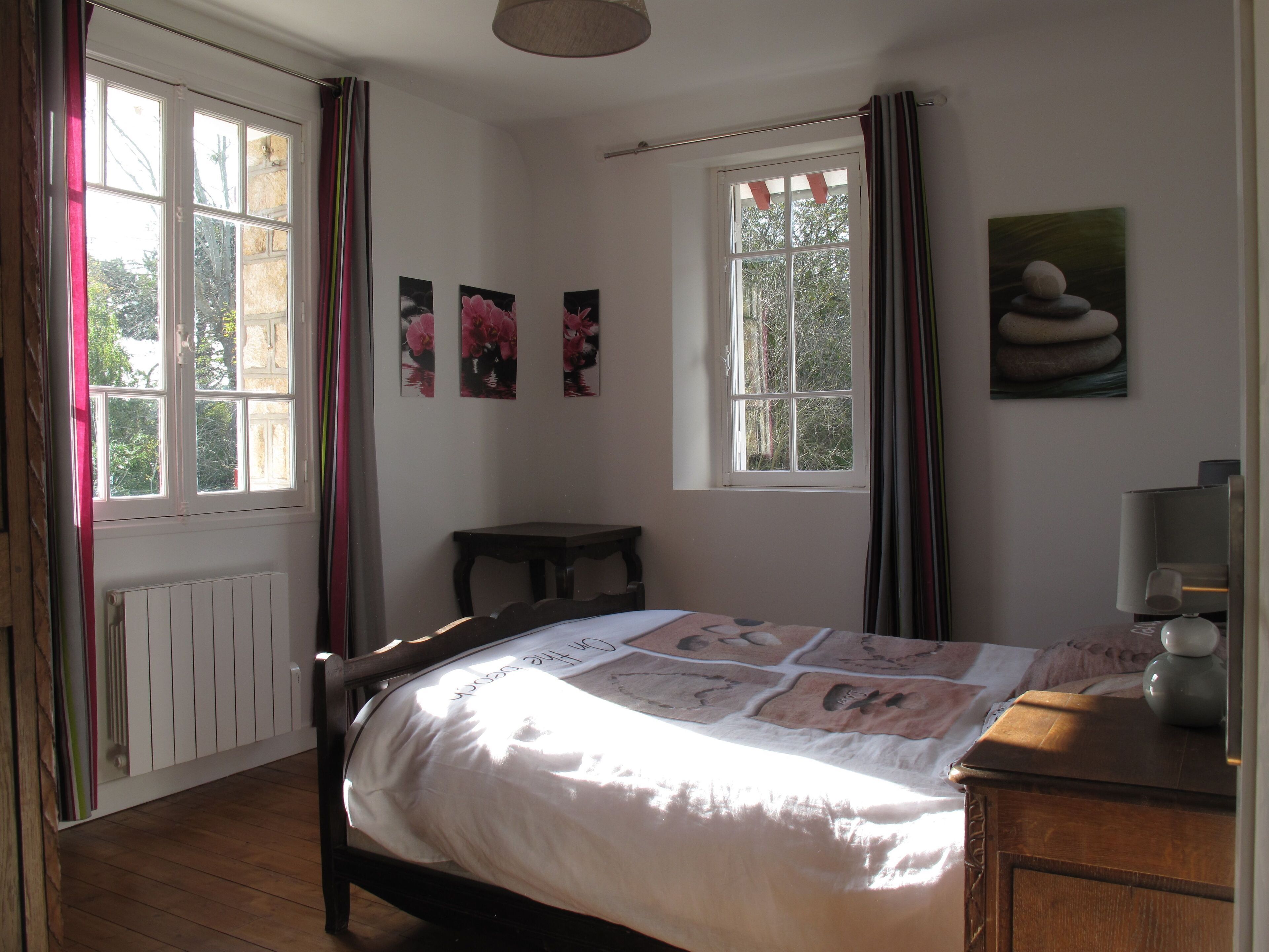 4 chambres, bureau, fer et planche à repasser, lit parapluie