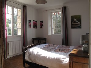 4 bedrooms, desk, iron/ironing board, travel cot - Norman house, completely renovated, seaside garden, terraces, wifi (Merville-Franceville-Plage)