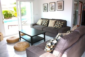 Smart TV, chimenea, videojuegos y reproductor de DVD 