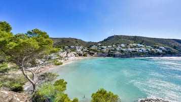 Nära stranden, solstolar och strandhanddukar