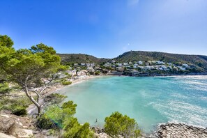 Playa en los alrededores, camastros y toallas de playa 