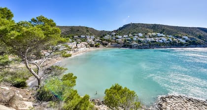 Villa confortable con piscina privada, bañera de hidromasaje y vistas al mar.