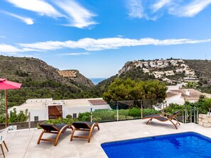 Utendørsbasseng og et oppvarmet basseng