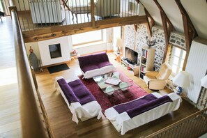 電視、壁爐、DVD 播放機、書籍