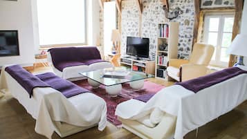 Televisión, chimenea, reproductor de DVD, mesa de ping pong
