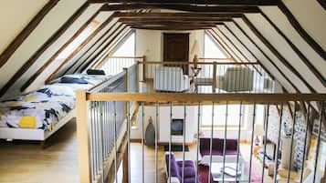 6 bedrooms, desk, iron/ironing board, travel crib