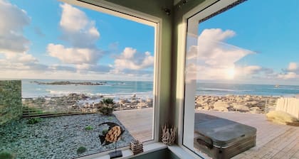 Feet in the water: IMPRENABLE SEA VIEW + JACUZZI