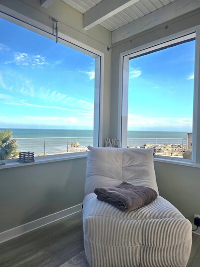 Feet in the water: IMPRENABLE SEA VIEW + JACUZZI