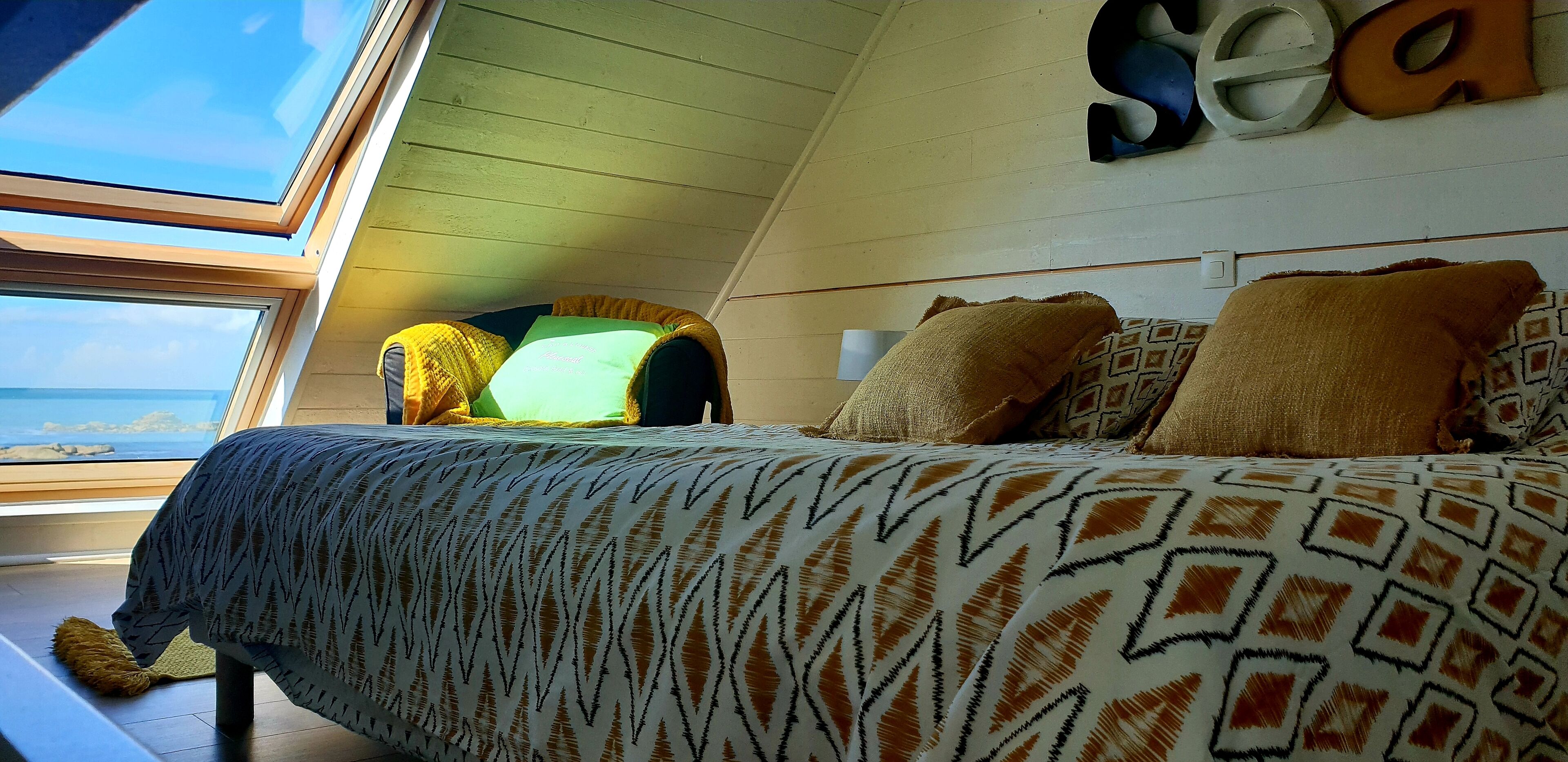 3 dormitorios, tabla de planchar con plancha, cuna de viaje