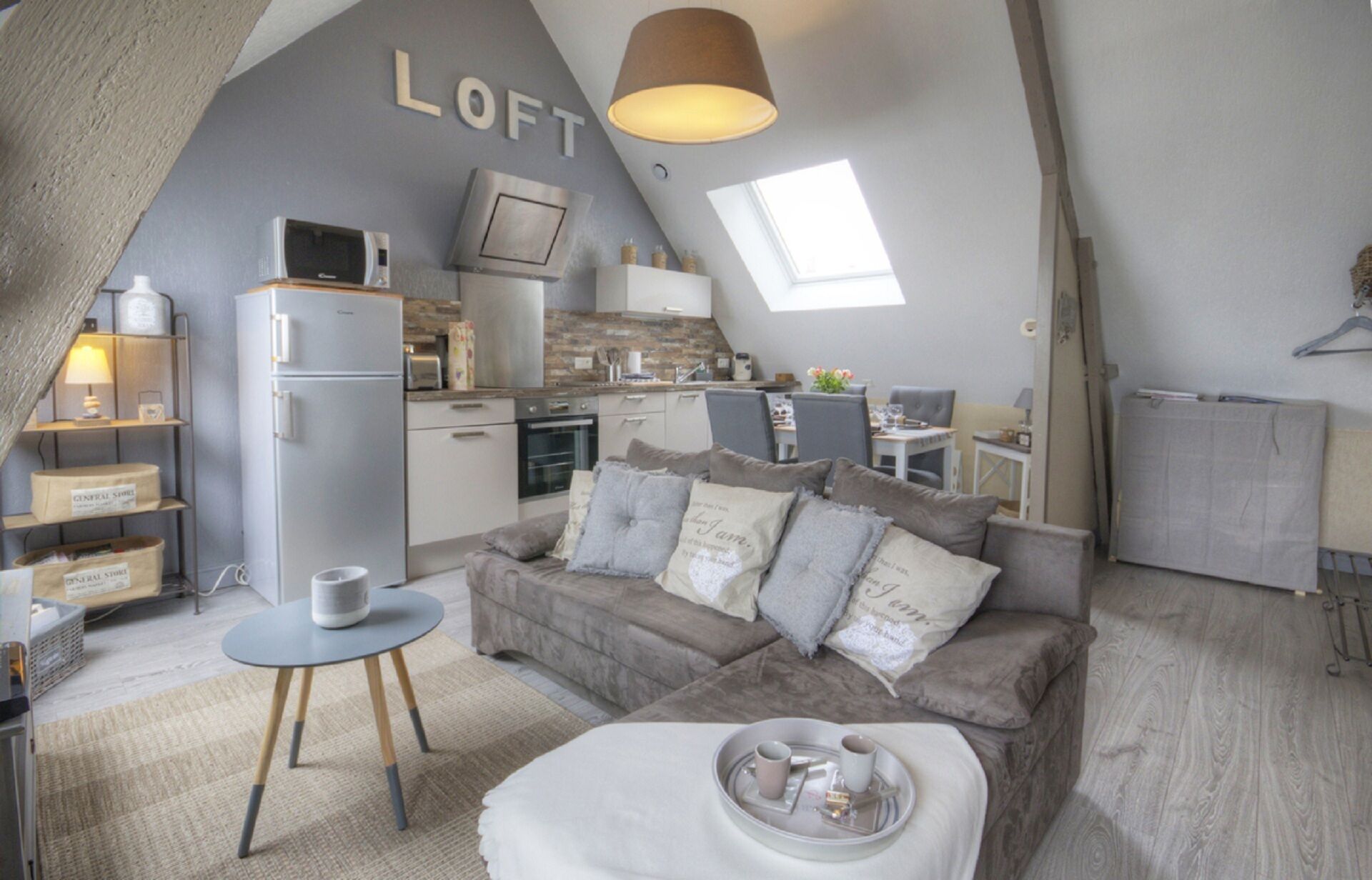 TV connectée, lecteur de DVD, livres, vidéothèque