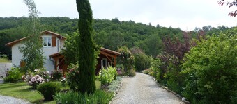 A wooden house in the meadow in the heart of Haute Provence