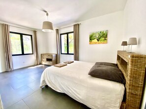 4 bedrooms, desk, iron/ironing board, travel crib