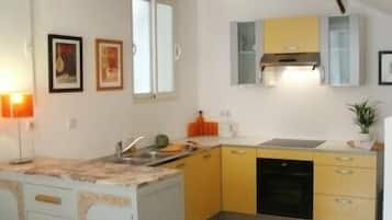 Een koelkast, een microgolfoven, een oven, een kookplaat