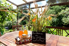 Outdoor dining - Family cottage by the water, 9 people, 3 bathrooms, fireplace, 10 km from DIEPPE (Offranville)