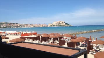 Beach nearby, sun loungers, beach towels
