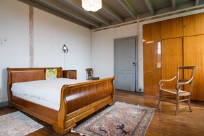 5 bedrooms, iron/ironing board, free WiFi, bed sheets - Gentleman House for rent for 10 on large vineyards (Juillac)