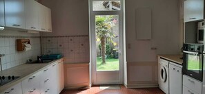 Fridge, microwave, oven, stovetop - Gentleman House for rent for 10 on large vineyards (Juillac)