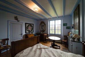 5 bedrooms, iron/ironing board, free WiFi, bed sheets