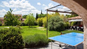 An outdoor ping pong table in a garden with a pergola overhead. - Large villa, 6 to 15 people on the edge of the forest and river with heated pool (Cotignac)