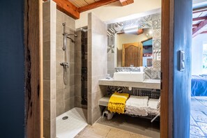 Shower, hair dryer, towels - Large villa, 6 to 15 people on the edge of the forest and river with heated pool (Cotignac)