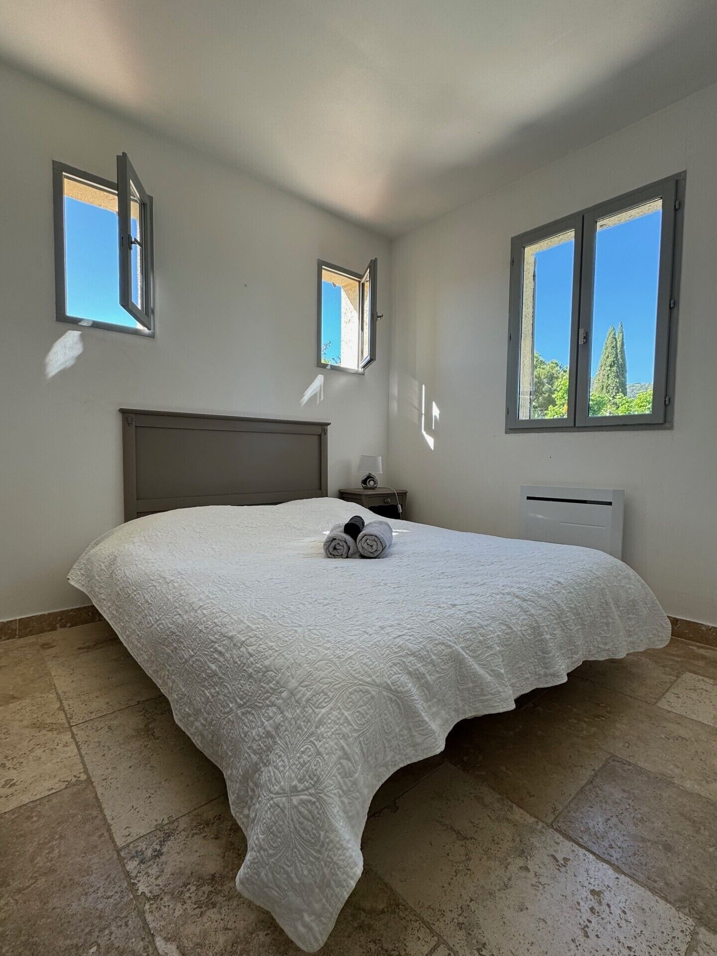 6 slaapkamers, een strijkplank/strijkijzer, reisbedje, gratis wifi