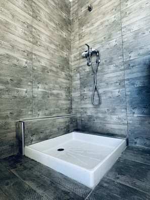 Combined shower/bathtub, hair dryer, shampoo - 2 DUPLEX   1 STUDIO IN A WONDERFUL AND PEACEFUL PLACE (Maubec)
