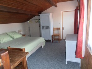 2 bedrooms, iron/ironing board, travel cot, WiFi - Peace and tranquility 10 minutes from the beaches, at the gates of a listed village. (Breuillet)