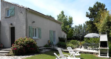 Rauha ja hiljaisuus 10 minuutin päässä rannoista luettelossa olevan kylän porteilla.