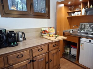 Réfrigérateur, micro-ondes, plaque de cuisson, lave-vaisselle