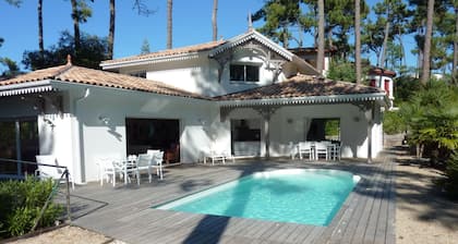 Spacious villa, sunny, heated swimming pool in Arcachon le Moulleau