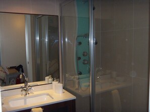 Een douche, een haardroger, handdoeken, zeep