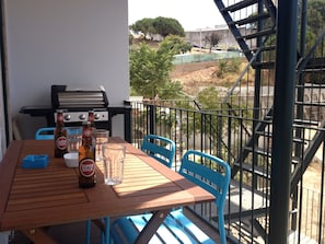 Outdoor dining - Old Town of Lisbon, stunning 180º view of Castelo, 3-room apartment with terrace (Lisbonne)