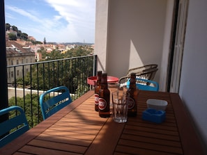 Outdoor dining - Old Town of Lisbon, stunning 180º view of Castelo, 3-room apartment with terrace (Lisbonne)