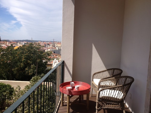 Old Town of Lisbon, stunning 180º view of Castelo, 3-room apartment with terrace