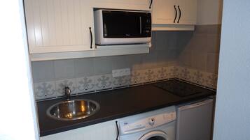 Réfrigérateur, micro-ondes, plaque de cuisson, cafetiÚre/bouilloire