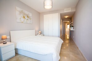 2 chambres, coffres-forts dans les chambres, fer et planche à repasser