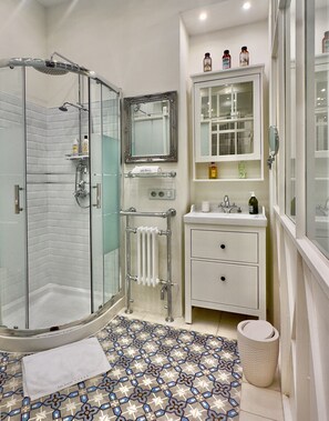 Dusche, Haartrockner, Bademäntel, Hausschuhe