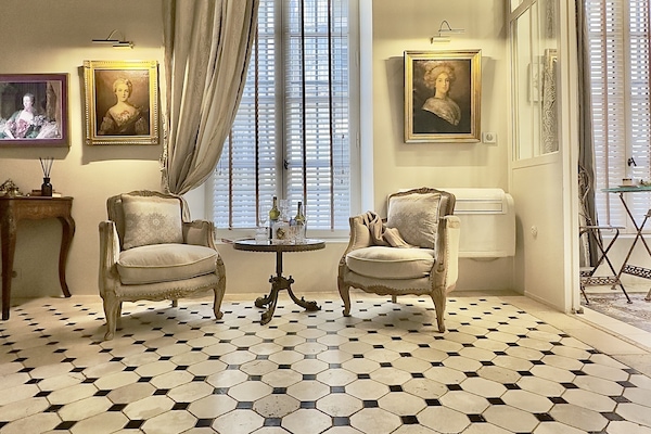 Marble floors, high ceilings, oak beams, beautiful materials and refined art.