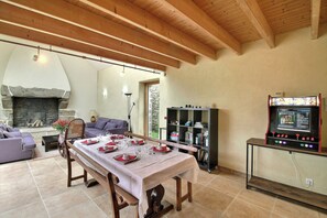 Dining - Ti Suzana–170 m² family farmhouse, large garden, beach 3 km away, all-inclusive (Plounéour-Brignogan-Plages)