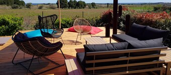 In the heart of a wine-growing estate, cottage with swimming pool, sea view and Thau lagoon