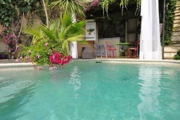 Piscine sécurisée avec cuisine d'été
Barbecue, plancha