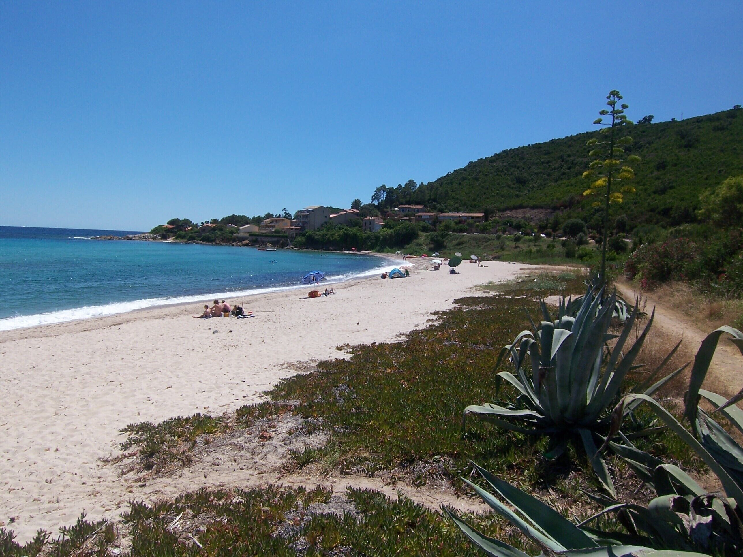 Beach nearby, sun-loungers, beach towels