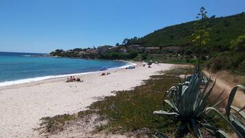 Beach nearby, sun-loungers, beach towels