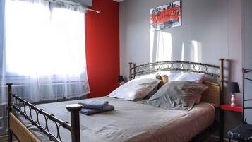 3 bedrooms, iron/ironing board, WiFi, bed sheets