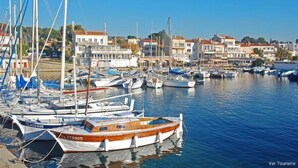 A marina with various boats docked, surrounded by buildings with red roofs. - Studio Seaside - Saint Cyr sur Mer (Les Lecques) (Saint-Cyr-sur-Mer)