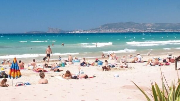 A crowded beach with people sunbathing and swimming. - Studio Seaside - Saint Cyr sur Mer (Les Lecques) (Saint-Cyr-sur-Mer)
