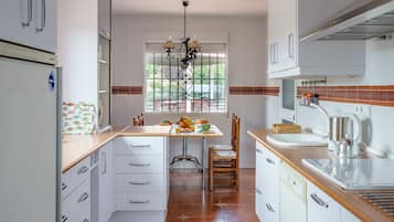 Fridge, microwave, dishwasher, coffee/tea maker